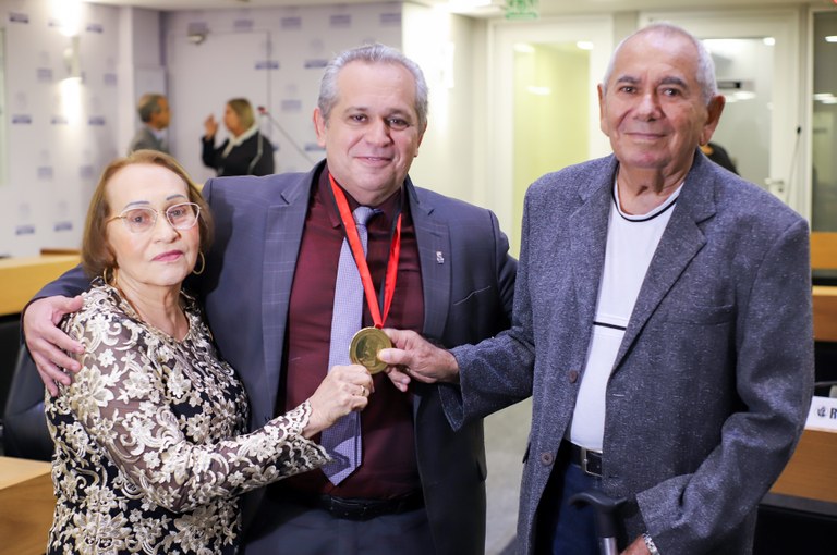 ASSEMBLEIA LEGISLATIVA DA PARAÍBA OUTORGA MEDALHA EPITÁCIO PESSOA AO REITOR VALDINEY GOUVEIA