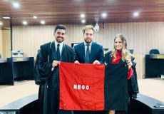 Equipe da federal paraibana, formada pelos estudantes Juliana Neiva e Lucas Gondim, com suporte do advogado formado pela UFPB, Guilherme Benício de Castro, foi a melhor do país em conhecimento jurídico e capacidade retórica em julgamento simulado. Crédito: Marcella Ribeiro
