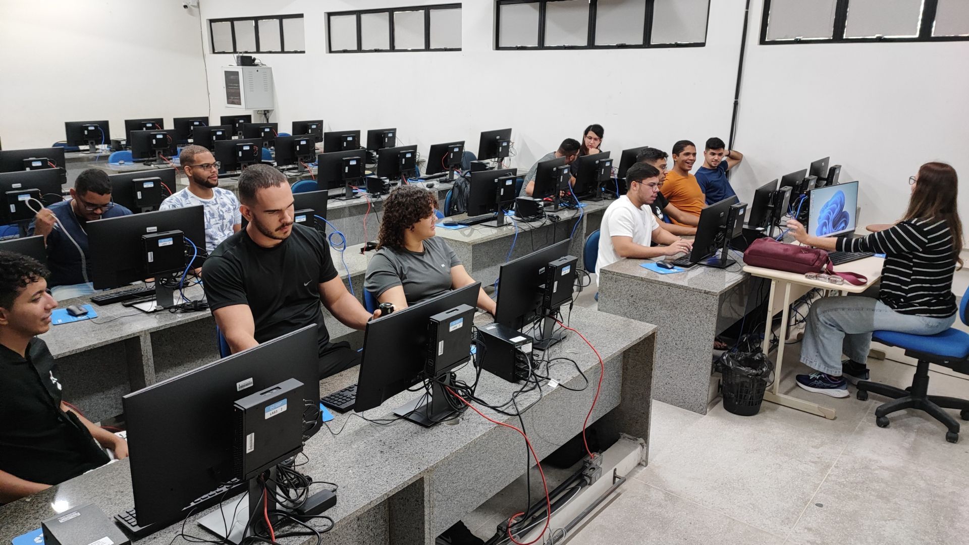 Publicado edital com 14 vagas para professor substituto na UFPB Publicado edital com 14 vagas para professor substituto na UFPB