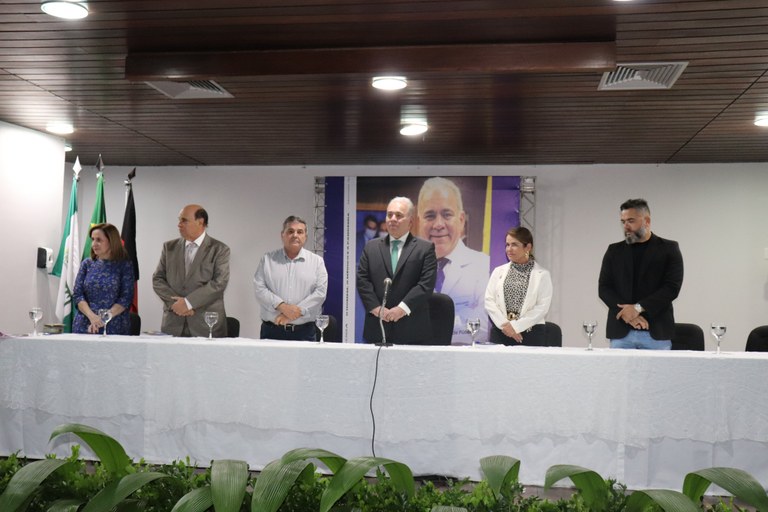 VICE-REITORA DA UFPB PARTICIPA DE LANÇAMENTO DE LIVRO DE MARCELO QUEIROGA, EX-MINISTRO DA SAÚDE  Selecione o idioma